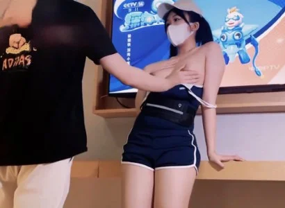 Em nhân viên bán TV xinh đẹp gặp khách hàng may mắn