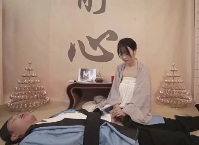 Nữ tu ở bên vị đạo sĩ bị thương