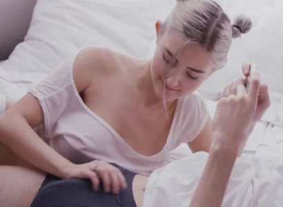 Cậu thanh niên đang nằm chơi điện tử bị em người yêu đòi quan hệ vì nứng lồn