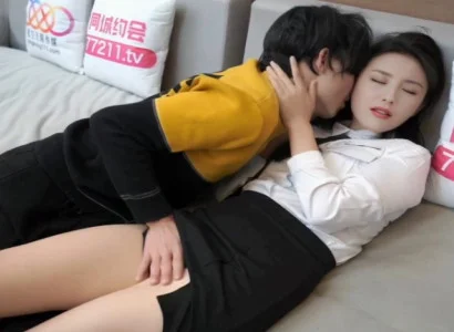 Cô nàng thư ký âm thầm phục vụ sếp vì tiền
